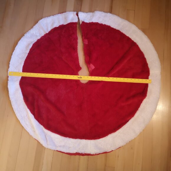 Dan Dee Collectors Choice Red & White Faux Fur w/ Backing Christmas Tree Skirt - Picture 6 of 7